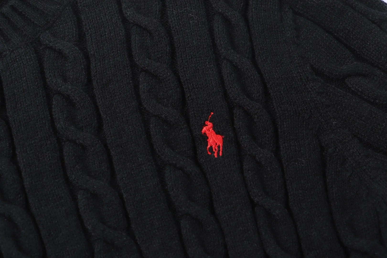 P210 [Ralph Lauren round neck solid color pony embroidery logo twist knitted sweater] ✅Ralph Lauren classic basic versatile knitted pullover crew neck sweater for men and women ✅Main supplier platform live broadcast Wholesale entity Replenish when out of stock will not be removed from the shelves ✅ZP quality 1:1 pattern making Scan the code to enter the GF website Counter quality ✅Detailed quality is the only one in Guangzhou Imported quality cotton yarn Focus on high-end cost-effective Good quality Needless to say ✅The version is restored to the original version. The maximum size can be worn up to 1105 pounds. Loose, comfortable and stress-free. ✅The upper body is simple and easy to match. A must-have for ootd. Good-looking clothes are never picky. A must-have in couples’ wardrobes. Size: S-XL. Color: black, white, gray, royal blue, pink, sky blue, khaki.